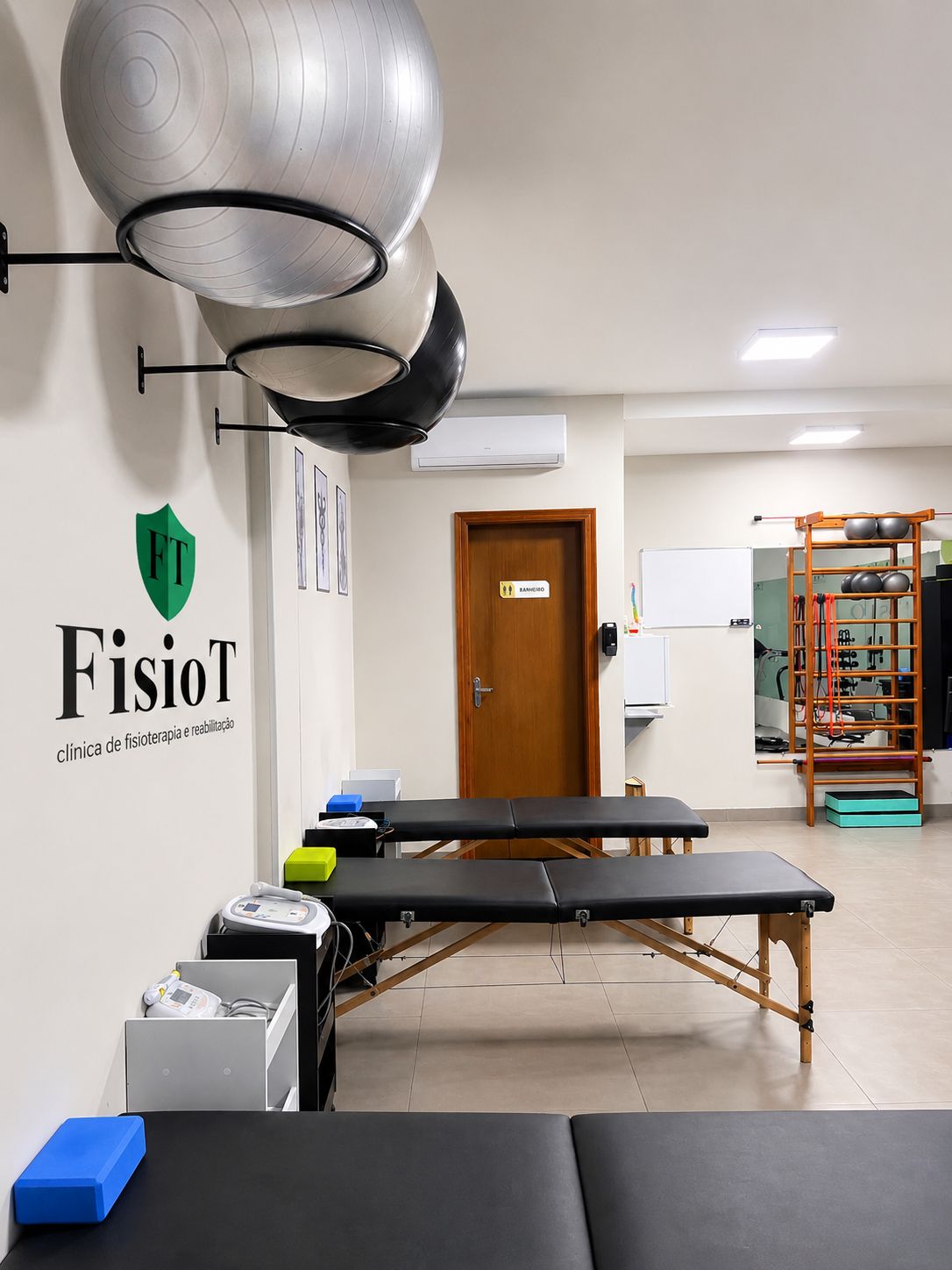 Sala de atendimento da Clínica FisioT com macas e equipamentos